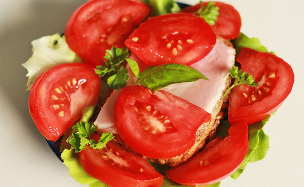 http://www.zdroweconieco.pl/wp-content/uploads/kanapka-z-szynka-i-pomidorem.jpg