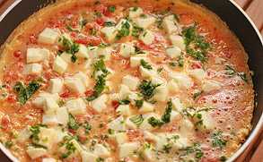 Omlet z mozzarellą i pomidorami przygotowywania 